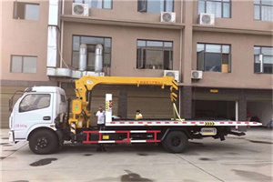 西塞山附近汽车轮胎更换